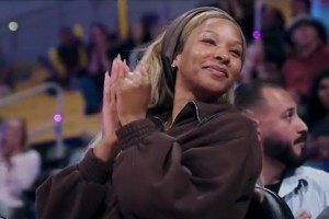 詹姆斯妻子携女儿为排球比赛现场开球 未来的美国女排队员？